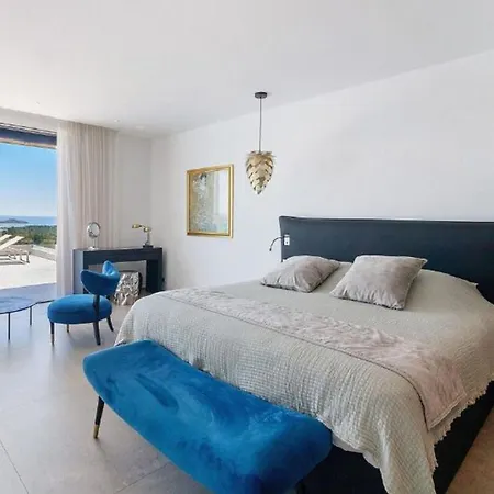Villa Style Sea Views Pool Sleeps 12 *